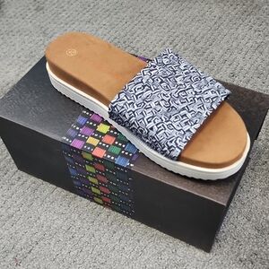 bernie mev. Black and White Patterned Slide Sandals